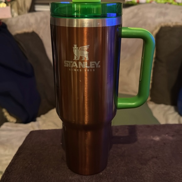 Stanley Rich Brown fluorescent green lid with straw 40 ounce in good condition - Picture 2 of 5